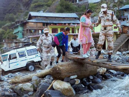 பத்ரிநாத்தில் சிக்கியிருக்கும் 900 பேரை மீட்க கடும் முயற்சி