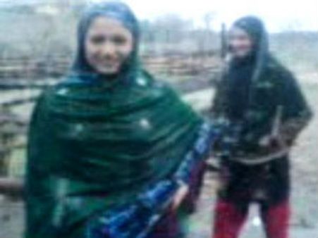பாகிஸ்தானில் மழையில் நடனமாடிய 2 சகோதரிகள் சுட்டுக் கொலை