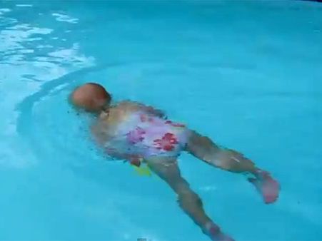 நீச்சல் குளத்தில் மீன் போன்று நீச்சலடிக்கும் 16 மாத பெண் குழந்தை