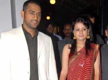 தசைப்பிடிப்புடன் 3வது திருமண நாளை கொண்டாடிய 'தல' டோணி