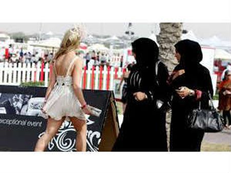 பெண்கள் மேக்கப், இறுக்கமான ஆடை அணியக் கூடாது: பத்வா விட்ட சிரிய போராளிகள்