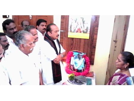 பைலட் பிரவீண் வீட்டில் வைகோ அஞ்சலி- தாயாருக்கு ஆறுதல்