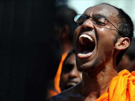 புத்த கயா குண்டுவெடிப்பு- கொழும்பில் பிக்குகள் கண்டன ஆர்ப்பாட்டம்!