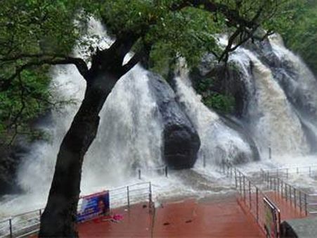 குற்றாலத்தில் வெள்ளம்... அருவிகளில் கொட்டும் தண்ணீர்.... பயணிகள் ஏமாற்றம்