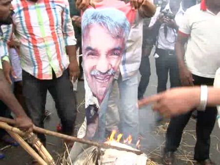 கேரளா: உம்மன் சாண்டி ராஜினாமா கோரி 12 மணி நேர பந்த்! கடைகள் அடைப்பு- உருவபொம்மை எரிப்பு!