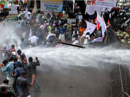 கேரளாவில் விஸ்வரூபமெடுத்த சோலார் பேனல் மோசடி!: ‘அச்சு’ அருகே விழுந்த கண்ணீர் புகை குண்டு!!