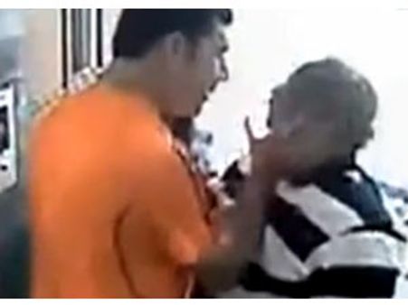 பக்கத்துவீட்டுக்காரரை சட்டையைப் பிடித்து இழுத்து அடித்த நடிகர்: சிசிடிவி கேமராவில் பதிவு