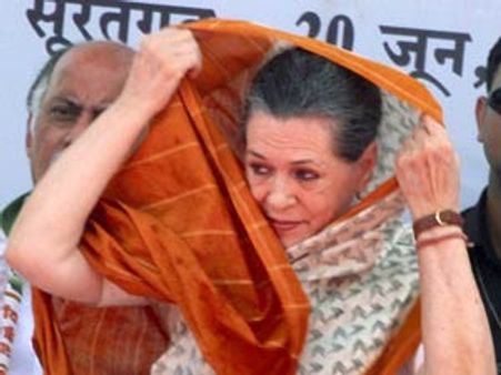 உணவு பாதுகாப்பு சட்டத்தை ஓட்டாக மாற்றுவது எப்படி?: சோனியா தீவிர ஆலோசனை!