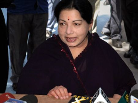 ‘எண்ணெய் நிறுவனங்களின் விலை நிர்ணய அதிகாரத்தை ரத்து செய்க’: ஜெயலலிதா