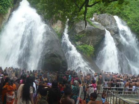 ஆர்ப்பரிக்கும் அருவிகள்… குற்றாலத்தில் குதூகலிக்கும் சுற்றுலா பயணிகள்