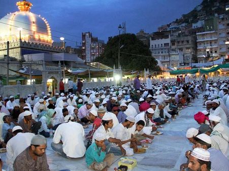 ரமலான் நோன்பு: இனி இப்தார் விருந்தில் பிட்ஸா, பர்கர் மற்றும் கேக்கும் கிடைக்கும்..!