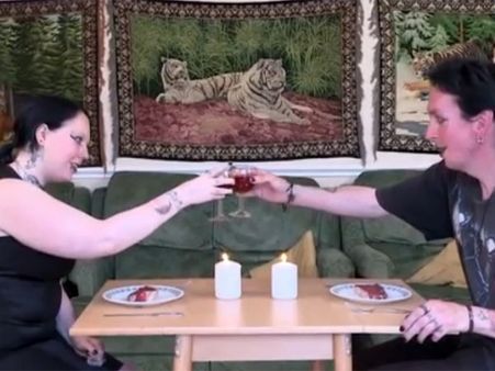 செக்ஸை விட இனிமையானது மனித ரத்தம்...: அலற வைக்கும் ‘ரியல் வேம்பயர்’ தம்பதி