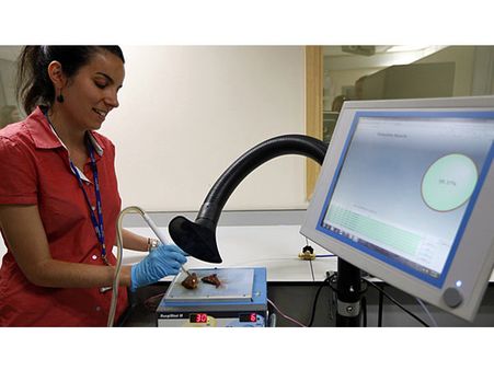 கேன்சர் கட்டிகளை கரெக்டாக கட் பண்ணலாம்!: லண்டன் விஞ்ஞானிகளின் புதிய கத்தி