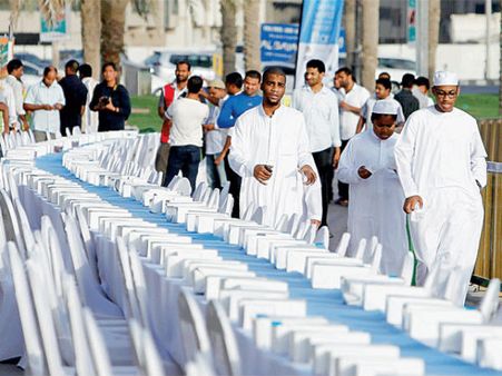 ரம்ஜான் நோன்பு: ஷார்ஜாவில் 2,000 பேர் பங்கேற்ற ‘கின்னஸ்’ இப்தார் விருந்து