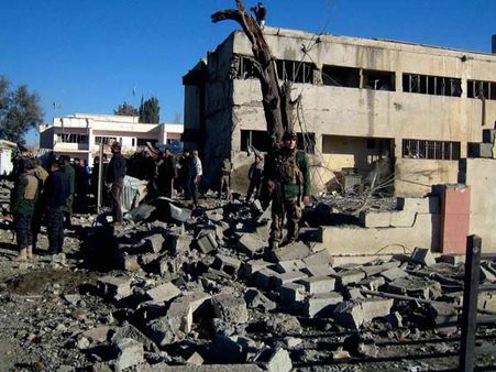 விடிய விடிய துப்பாக்கிச்சண்டை: 1000 அல்-கொய்தா கைதிகளை விடுவித்துச் சென்ற ஜிஹாத் அமைப்பு