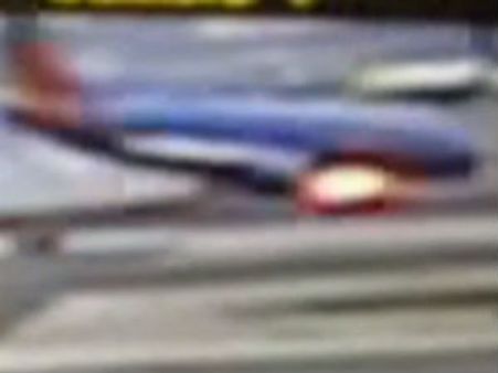 லேண்டிங் கியரில் கோளாறு: நியூயார்க்கில் விமான விபத்து- 10 பேர் காயம்