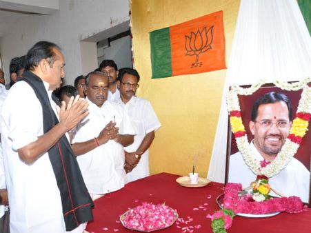 ஆடிட்டர் ரமேஷ் குடும்பத்திற்கு வைகோ நேரில் ஆறுதல்