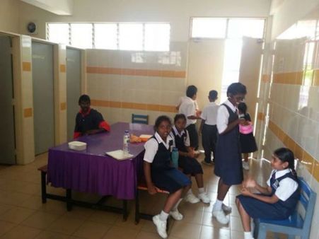 மலேசியா: ரம்ஜான் நோன்பு எதிரொலி: மாணவர்களை குளியலறையில் சாப்பிட உத்தரவிட்ட பள்ளி