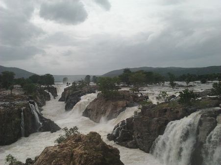 ஒகேனக்கல் அருவியில் அளவில்லாத வெள்ளம்… காவிரி கரையோர பகுதிகளில் எச்சரிச்கை