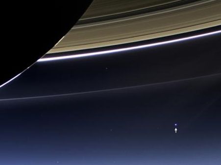 சனி கிரகத்திலிருந்து பூமியை பார்த்தால்!