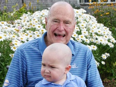 புற்றுநோய் பாதித்த 2 வயது சிறுவன்… மொட்டை போட்ட அமெரிக்க முன்னாள் அதிபர் புஷ்