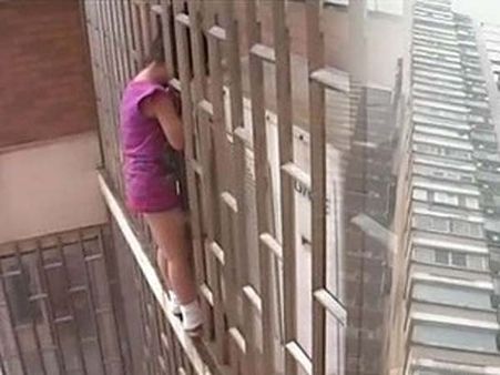 சீனா: 24 மாடி ஜன்னலில் தலை சிக்கி தவித்த 5 வயது சிறுமியின் திக்..திக்.. நிமிடங்கள்