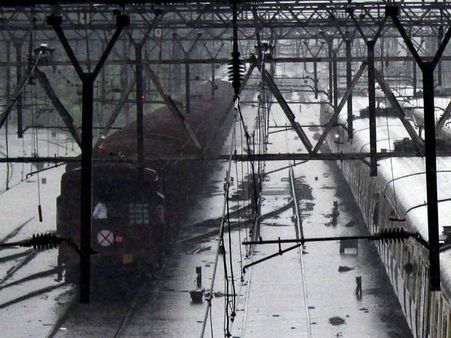 வடமாநிலங்களில் கன மழை: தமிழ்நாடு எக்ஸ்பிரஸ் உள்பட 2 ரயில்கள் தாமதம்