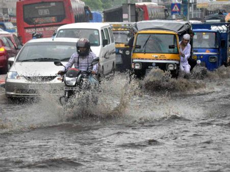 டெல்லியில் மழை நீரை ஒரு வாரத்தில் வெளியேற்ற கோர்ட் கெடு!