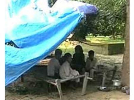 எய்ட்ஸுக்கு பெற்றோரை பறிகொடுத்துவிட்டு மயானத்தில் வாழும் 5 குழந்தைகள்