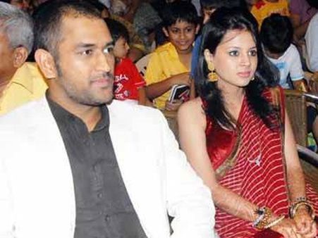 'லீவு' முடிந்து மனைவியுடன் அமெரிக்காவிலிருந்து திரும்பினார் டோணி...!