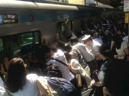 32 டன் ரயிலை சாய்த்து விபத்தில் சிக்கிய பெண்ணை காப்பாற்றிய ஜப்பானியர்கள்