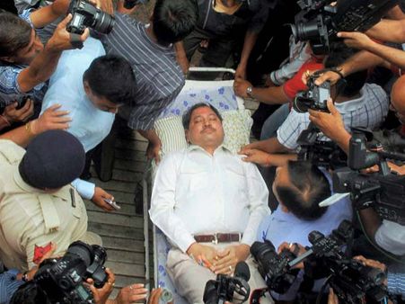 இஷ்ரத் வழக்கு: 'தலைமறைவு' போலீஸ் அதிகாரி பாண்டே ஆம்புலன்சில் கோர்ட்டில் ஆஜர்!