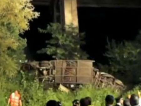 இத்தாலியில் 100 அடி பள்ளத்தில் பேருந்து விழுந்து விபத்து: 36 பக்தர்கள் பலி, 11 பேர் காயம்