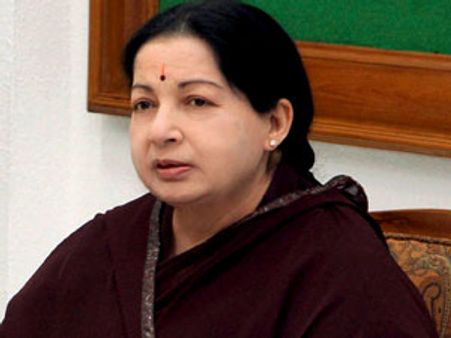 முதுமலையில் ஜெயலலிதா... யானைகளுக்கு சோரூட்டுவதைப் பார்க்கிறார்!