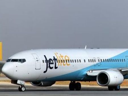 என்ஜின் கோளாறு- அவசரமாக தரையிறங்கிய ஜெட்லைட் விமானம்: 114 பயணிகள் உயிர் தப்பினர்