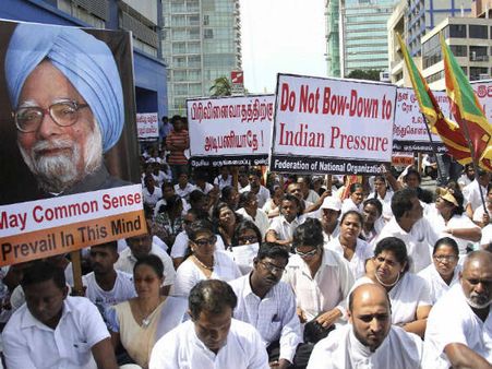13வது திருத்த நடைமுறையில் உறுதி.. இந்தியாவுக்கு எதிர்ப்பு தெரிவித்து கொழும்பில் ஆர்ப்பாட்டம்!