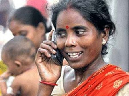 காங்கிரசின் அடுத்த ப்ளான் ... 100 நாள் வேலை திட்ட பெண்களுக்கு இலவச மொபைல் போன்!'...