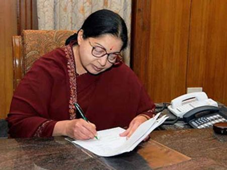 தமிழக மீனவர்கள் தாக்குதல்: இலங்கை தூதரை அழைத்து கடுமையாக கண்டியுங்கள்- பிரதமருக்கு ஜெ. கடிதம்