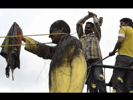 ஆந்திராவில் இந்திராவுக்கு பெட்ரோல், ராஜிவ் காந்திக்கு சம்மட்டி, சோனியாவுக்கு செருப்பு!