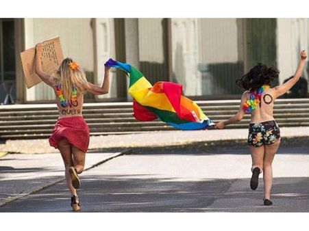 ஸ்வீடன் ரஷ்ய தூதரகத்தில் அத்துமீறி நுழைந்த ‘டாப்லெஸ்’ பெண்கள் கைது