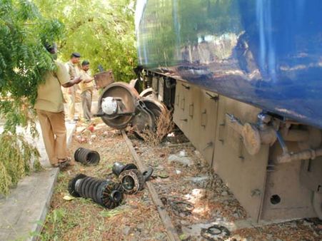 பழுதுபட்டு நின்ற ரயில் பெட்டி மீது மோதிய ரயில்