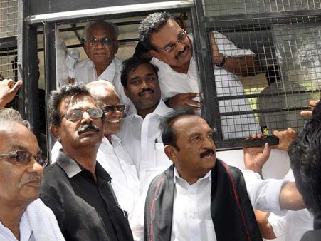 பிரதமர் வருகைக்கு எதிர்ப்பு: திருச்சியில் கறுப்புக்கொடி காட்ட முயன்ற வைகோ உட்பட 3000 பேர் கைது