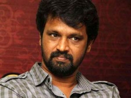 ரோட்டில் விரட்டி விரட்டி அடித்தார் சேரன் – மகளின் காதலன் பரபரப்பு புகார்