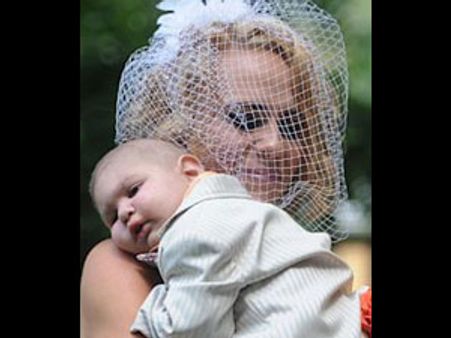 பெற்றோரின் திருமணத்தில் மாப்பிள்ளைத் தோழனாக... சில வாரங்களில் மரணிக்கப் போகும் குழந்தை