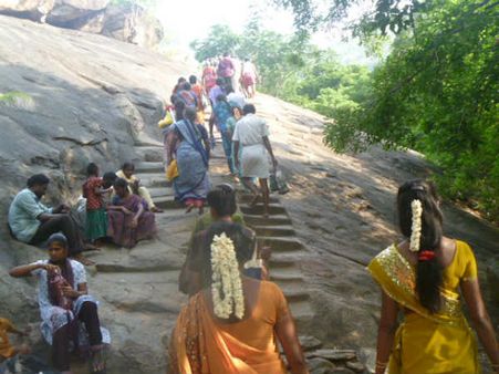ஆடி அமாவாசை: சதுரகிரி, காரையார் சொரிமுத்து ஐயனார் கோவில்களில் குவிந்த பக்தர்கள்