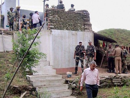 எல்லையில் பாகிஸ்தான் திடீர் தாக்குதல்- 5 இந்திய வீரர்கள் பலி-ஒருவர் காயம்