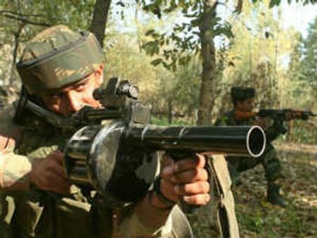 மீண்டும் இந்திய வீரர்கள் மீது தாக்குதல் - பதிலடியில் 2 பாக். வீரர்கள் காயம்!!