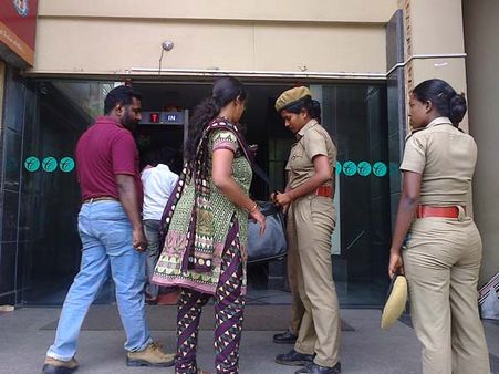 தலைவா ரிலீஸ் ஆகும் தியேட்டர்களுக்கு வெடிகுண்டு மிரட்டல்… போலீஸ் சோதனை