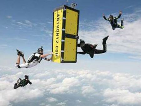 கைகள் கட்டப்பட்டு 14500 அடி உயரத்தில் இருந்து விழுந்த பெட்டிக்குள்... உயிருடன் ‘டேர்டெவில்’...!