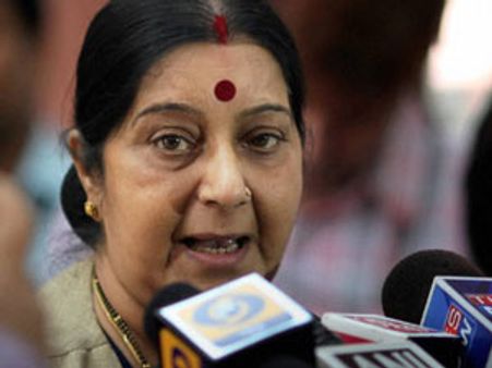 பாக்.ராணுவத்துக்கு ஆதரவாக பேசிய ஏ.கே.அந்தோணி மன்னிப்பு கேட்க வேண்டும்: சுஸ்மா ஆவேசம்